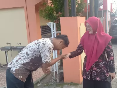 Pembiasaan 5S - Senyum Sapa Salam Sopan Santun